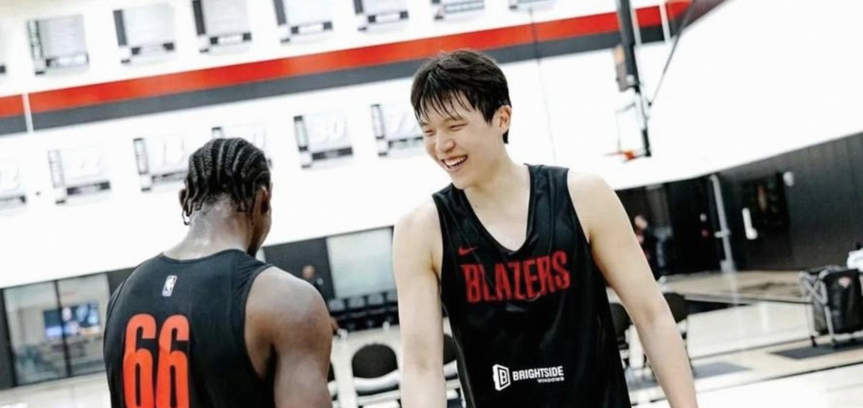 开拓者队客场挑战爵士队，大胜拉开排名差距