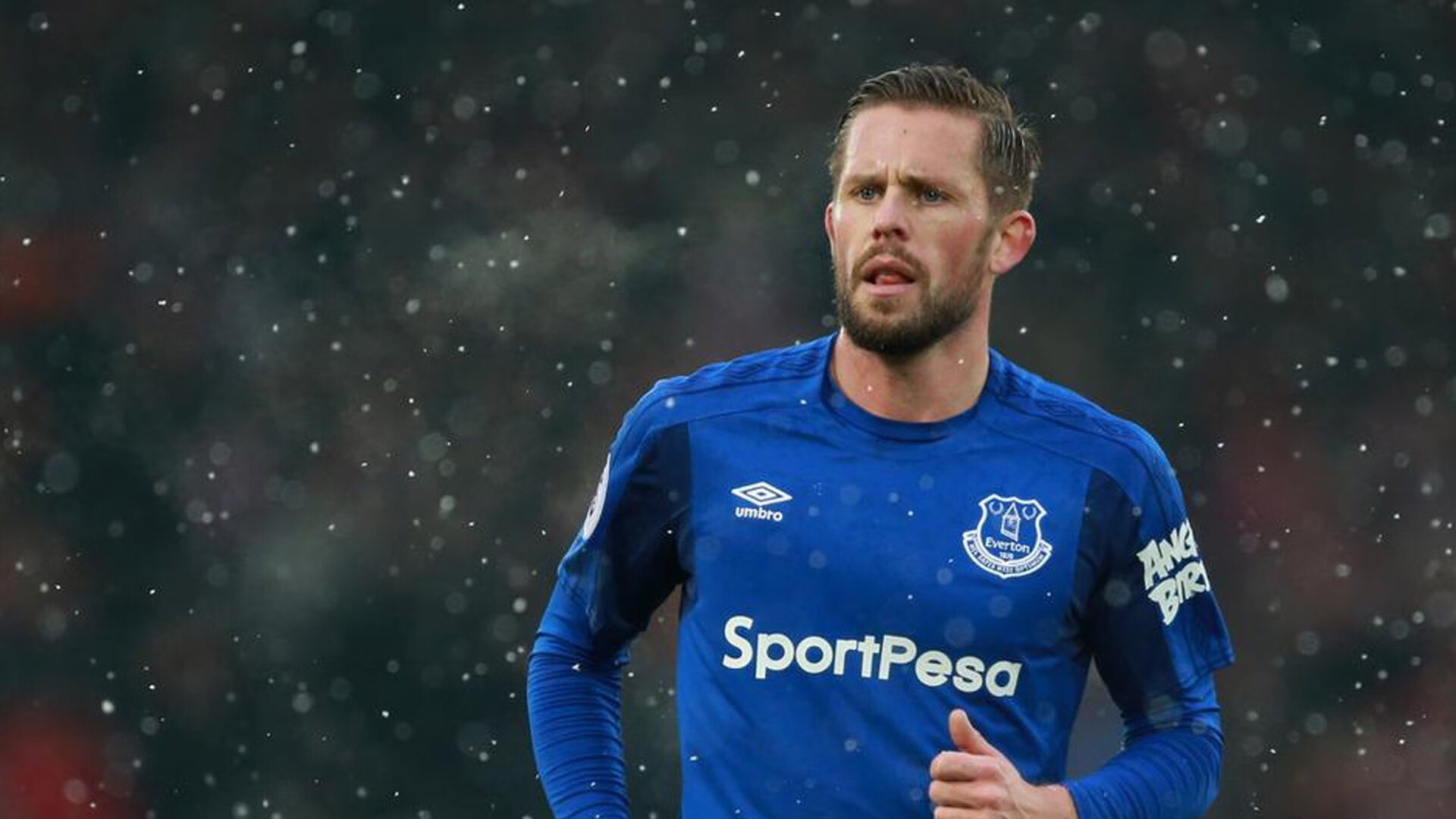 王者之翼与孤胆雄心，当老鹰的团队风暴席卷马刺，恩比德在季后赛的权杖时刻